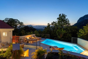 NEW Villa Ama Rosa with heated pool, trampoline